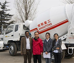 印度客戶(hù)來(lái)我廠(chǎng)考察自上料攪拌車(chē)，小型水泥攪拌車(chē)等產(chǎn)品