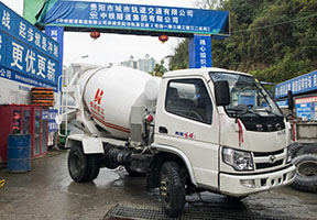 貴陽(yáng)地鐵施工用2方攪拌車(chē)。